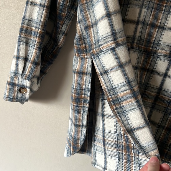 Blue B Boutique Plaid Button Up Shacket Large - Picture 5 of 7